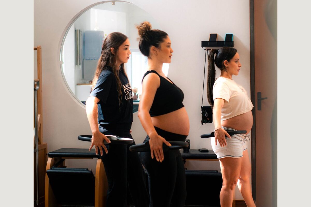 Gestantes em aula de Pilates com a fisioterapeuta