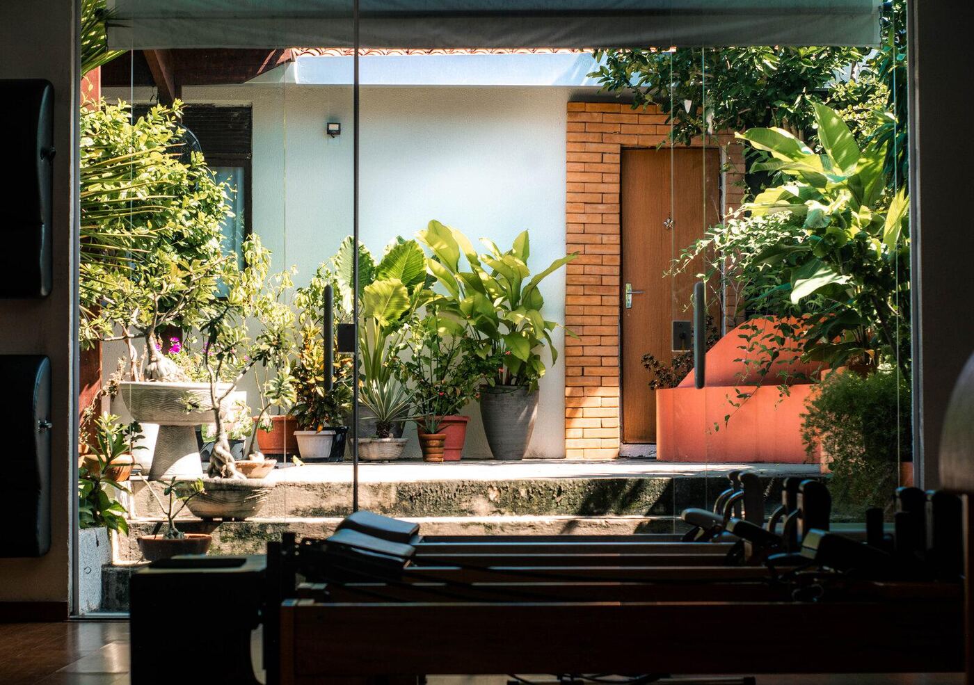 Vista do estúdio com Reformers e jardim ao fundo